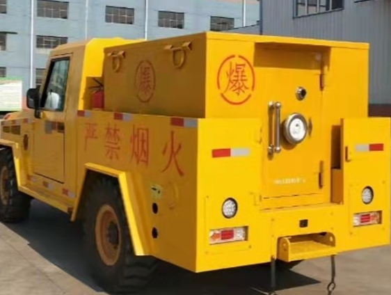 前郭凯龙爆破器材运输车：保障爆破任务的安全运行